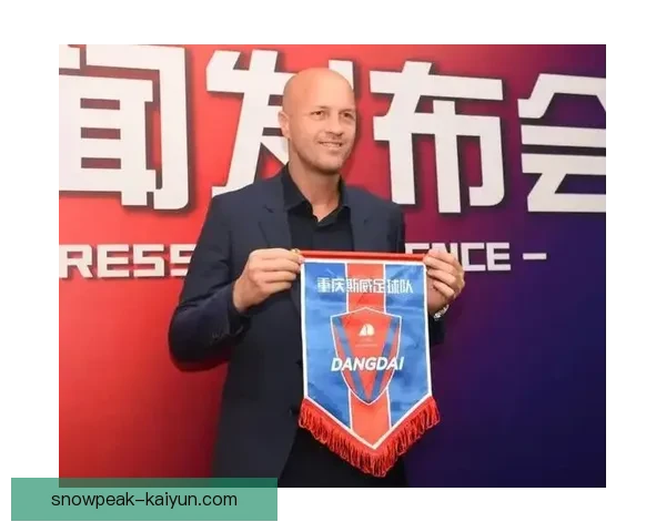 克鲁伊夫在阿贾克斯时期的表现逐渐显现出标志性风格与战术影响力